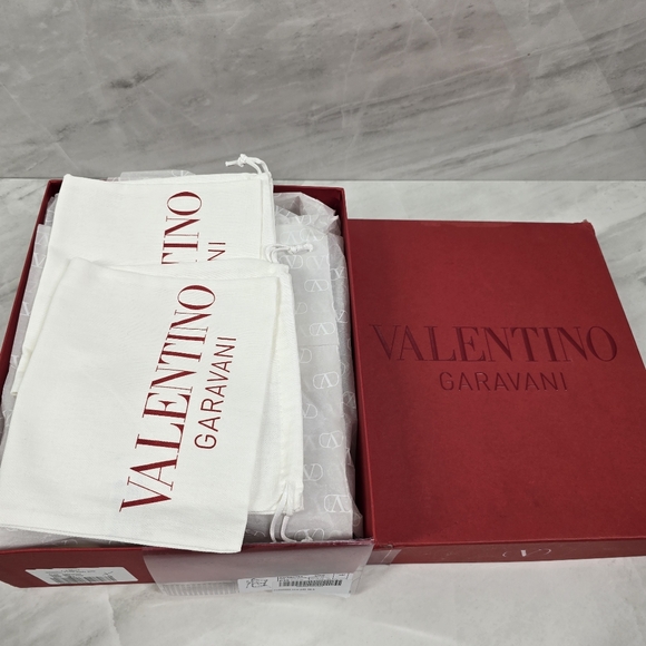 Valentino Garavani Rockstud Black and Tan Women's Shoes - Picture 12 of 12